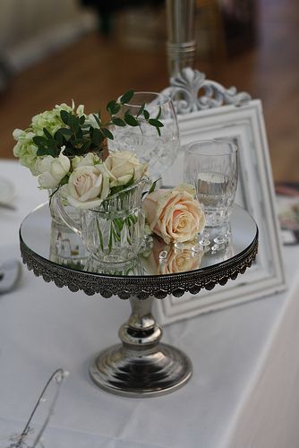 Vintage Wedding Flower Arrangements, Wedding Centerpieces Vintage, Vintage Wedding Flowers Bouquet, Vintage Wedding Cake Table, Cake Stand Centerpiece, Wedding Fairs, Garden Wedding Flowers, Vintage Chic Wedding, Abbey Wedding