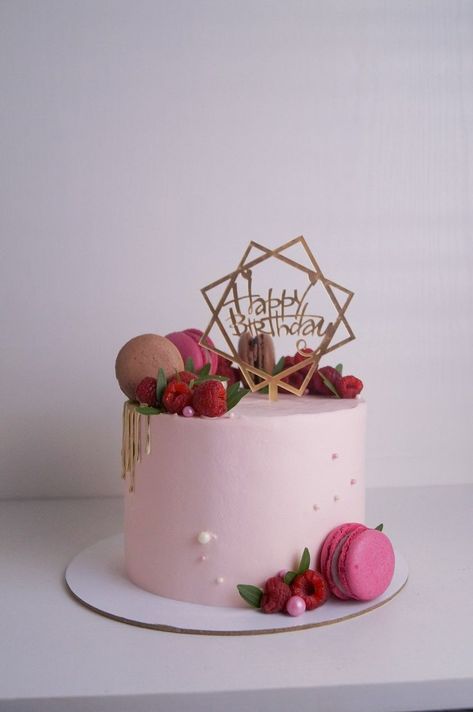 Strawberry Cakes Design, Cake For Women Elegant, Birthday Cake For Women Elegant, Birthday Cake For Women Simple, Macaroon Cake, Fruity Cake, Elegant Birthday Cakes, Simple Cake Designs, 40th Birthday Cakes