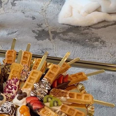 Reina G. Slim on Instagram: "Waffles on a stick 🤤 The boys excitement for the waffle sticks say it all! 🥹😍 What you will need👇🏻 How pretty did this waffle sticks board turn out? It was so fun to make! Do I need to mention how delicious it is? 🤤 When hosting I would usually have a board with just the waffles on a stick and toppings on the side. I have my fam and friends build their own waffle stick! Sooo fun🤩 Did you spot that S’mores waffle stick? Or the Bounty inspired one? 😋 ▫️Waffle m Waffles On A Stick, Waffle Stick, Waffle Sticks, Waffle Bar, Waffle Mix, Make Do, Snacks Für Party, On A Stick, Cafe Menu