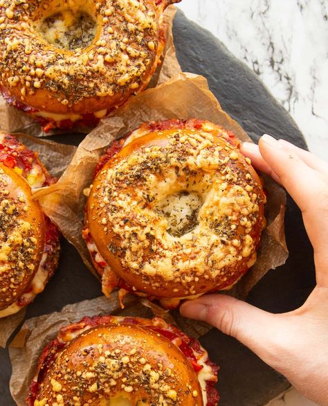 Forget what you thought you knew about pizza bagels and prepare to uncontrollably drool. These pizza bagels are an absolute game changer! #pizza #bagel | www.dontgobaconmyheart.co.uk Bagel Pizza Recipe, Bagel Sandwich Recipes, Bagel Recipes, Pizza Bagel, Bagel Sandwiches, Easy Vietnamese Recipes, Smoked Salmon Bagel, Pizza Bagels, Gourmet Pizza