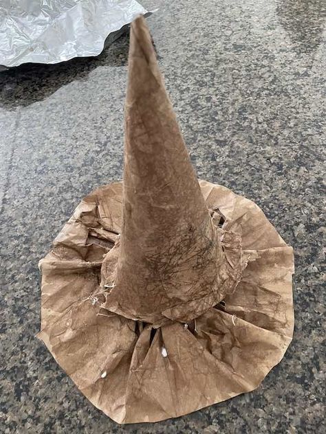 Brown Bag Crafts, Easy Paper Bag, Primitive Halloween Decor, I Am Home, Fall Pumpkin Crafts, Halloween Tablescape, Halloween Paper Crafts, Black Witch Hat, Rustic Halloween