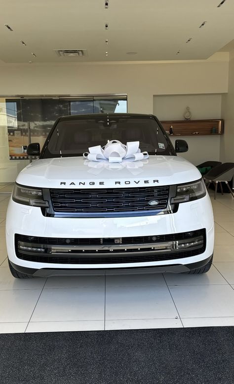 Range Rover Girl Aesthetic, Range Rover Vision Board, Black Range Rover White Interior, Range Rover Selfie, Range Rover With Bow, Must Have Car Accessories, Dream Whip, Dream's Cat, Girly Car