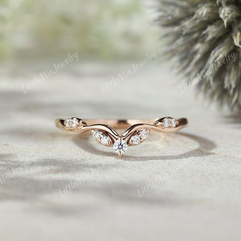 Vintage Curved Moissanite Wedding Band Art Deco Gold Wedding Band Stacking Rings For Women Personalized Gifts Delicate Diamond Wedding Band ◆RING DETAILS: ❃Wedding Band: Centre Stone: Stone: Round  Cut: Moissanite Weight: About 0.09ct ❃Band Width: 1.3mm ◆All ring sizes are available, If you can't find your ring size in the list, please feel free to contact me. ◆Metal Options. Available in Sterling silver and 10k/14k/18k yellow gold, white gold, and rose gold.  ◆Other metals and stones are also a Dainty Wedding Bands For Women, Delicate Wedding Band, Bronze Wedding, Beautiful Wedding Bands, Art Deco Gold, Cute Engagement Rings, Band Art, Moissanite Wedding Band, Moissanite Wedding Bands