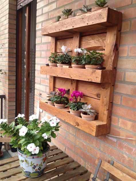 Decoración de jardín Garden Pallet Decorations, Pallet Garden Walls, Vertical Pallet Garden, Herb Garden Pallet, Space Garden, Garden Hedges, Vertical Vegetable Garden, Pallet Planter, Walled Garden