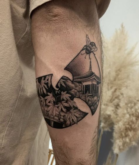 Wu-Tang scene and killa be inside a Wu Tang Logo by Cal Hanley at CW12 Studios, Congleton, Cheshire, England Wu Tang Tattoo Design, Wu Tang Logo, Clan Tattoo, Wu Tang Tattoo, Trippy Tattoo Ideas, Wu Tang Clan Logo, Hip Hop Tattoo, Trippy Tattoo, Black Men Tattoos