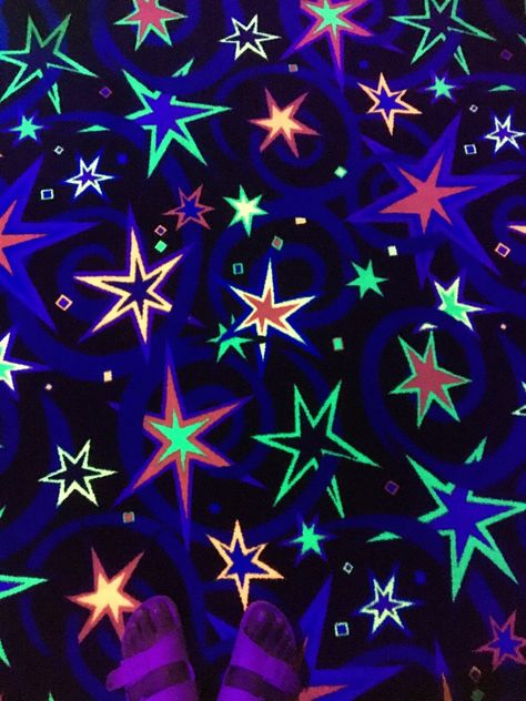 2000s Star Wallpaper, Glowwave Wallpaper, Neon Star Wallpaper, Neon Arcade Aesthetic, Neon Stars Wallpaper, Arcade Background, Arcadecore Aesthetic, Arcade Wallpaper, Kidcore Background