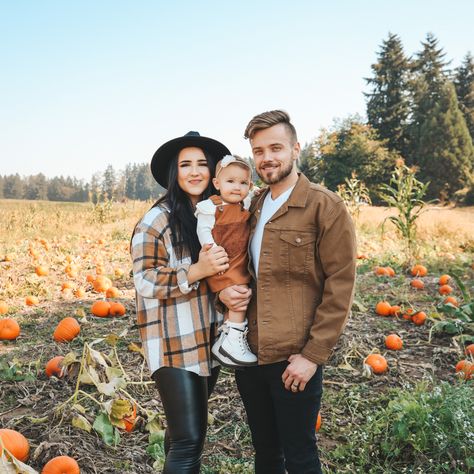 Fall Outfits Pumpkin Patch Couple, Pumpkin Patch Men’s Outfit, Pumpkin Patch Outfit Men, Cute Couple Poses Pumpkin Patch, Couples Photos Pumpkin Patch, Fall Punkin Patch Outfit, Family Fall Photoshoot, Aesthetic Pumpkin, Patch Outfit