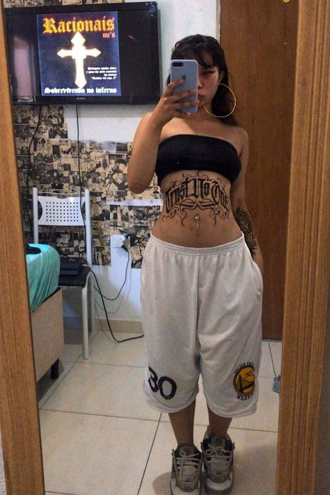 Chica Chola, Looks Hip Hop, Chola Style, Estilo Cholo, Cholo Style, Chicana Style, Swaggy Outfits, Style Streetwear, 2000s Fashion