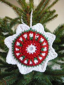 Lindevrouwsweb: Gekleurde Kerstster Crochet Xmas, Crochet Christmas Decorations, Crochet Ornaments, Crochet Snowflakes, Christmas Ornament Pattern, Holiday Crochet, Crochet Christmas Ornaments, Christmas Crochet Patterns, Holiday Patterns