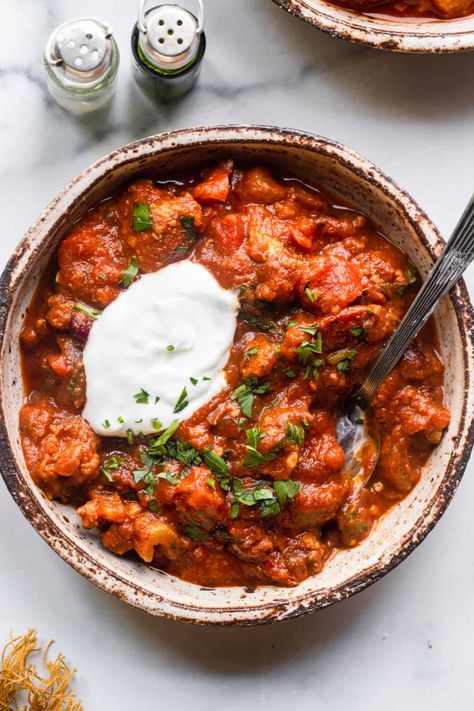 This Turkey Pumpkin Chili is perfect for a cool evening! Chili flavors paired with pumpkin for a delicious, healthy twist on a classic! | Food Faith Fitness | Pumpkin Turkey Chili, Vegetarian Chili Crock Pot, Gluten Free Crock Pot Recipes, Turkey Pumpkin Chili, Pumpkin Chili Recipe, Slow Cooker Chili Recipe, Classic Chili, Pumpkin Turkey, Vegetarian Chili Recipe