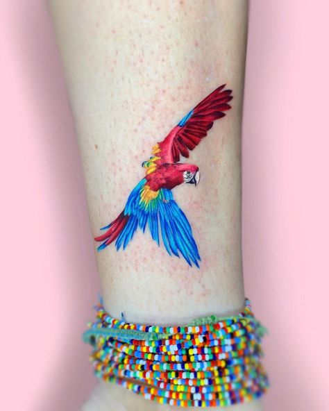 Parrot Flying Tattoo, Macaw Feather Tattoo, Macaw Parrot Tattoo, Parrotfish Tattoo, Parrot Feather Tattoo, Scarlet Macaw Tattoo, Venezuela Tattoo Ideas, Tattoo Reborn, Parrot Tattoo Design