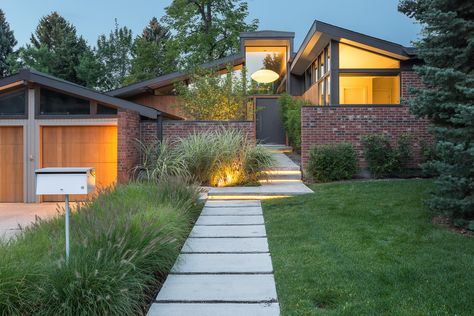 View this Best Landscape - Professional entry in the 2018 Gardenista Considered Design Awards Mid Century Modern Landscaping, Mid Century Landscaping, Mid Century Modern Exterior, Walkway Landscaping, Courtyard Entry, Midcentury Home, Home Landscaping, Courtyard House, Front Entrances