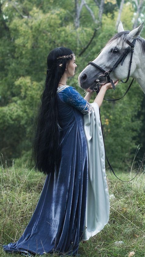 Arwen Cosplay, Lotr Party, Elven Cosplay, Lotr Costume, Lotr Elves, Painting References, Dreamy Dress, Tolkien, Lord Of The Rings