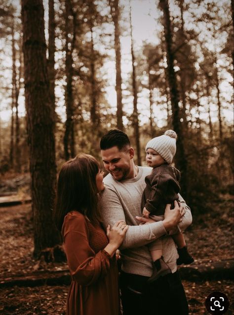 Woodland Photoshoot, Nature Shoot, Fall Photoshoot Family, Winter Family Photoshoot, Fall Family Outfits, Autumn Family Photography, Winter Family Photos, Family Photos With Baby, Fall Family Portraits