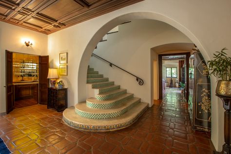 Tour famed SoCal architect Wallace Neff’s personal home, on market at $10.7 million – Pasadena Star News Wallace Neff, Los Angeles Apartments, 1920s House, Los Angeles Real Estate, Tuscan Villa, Spanish Revival, Spanish House, Built In Bookcase, Spanish Colonial