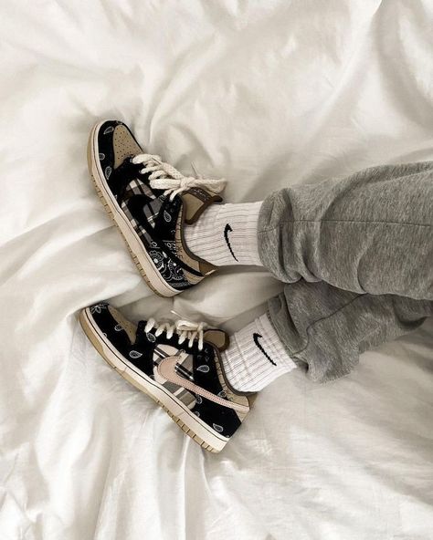 Travis Scott Sb Dunks Outfit, Nike Sb Dunks Travis Scott, Sb Dunk Outfit, Sb Dunk Low Outfit, Travis Scott Sb, Sb Outfits, Travis Scott Shoes, Dunk Outfit, Jordans Sneakers Outfit