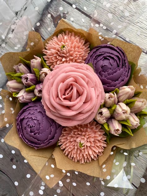 Cupcakes Cupcake Baskets Ideas, Purple Flower Cupcake Bouquet, Cupcake Bouquet Packaging, Mothers Day Cupcake Bouquet, Flower Cupcakes Bouquet, Flower Bouquet Cupcakes, Cupcake Floral, Cupcakes Bouquet, Bouquet Cupcakes