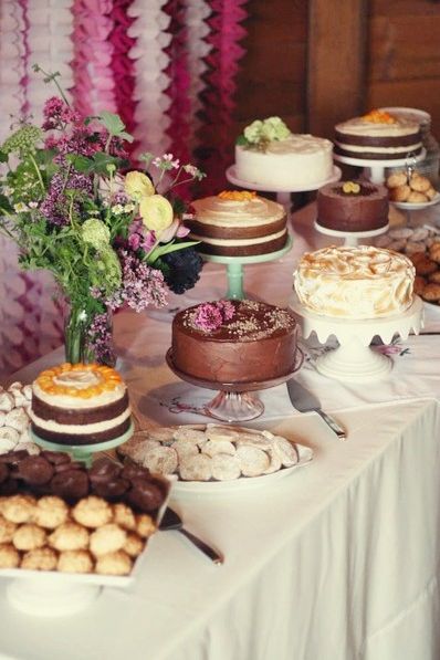 multi cake table simple wedding Frugal Wedding, Cakes And Desserts, Wedding Cake Flavors, Wedding Reception Food, Wedding Cake Table, Mexican Dessert, Wedding Dessert Table, Cake Bars, Dessert Buffet