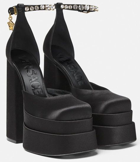 Medusa Aevitas Platform, Versace Pumps, Runway Design, Versace Heels, Pink Sandals Heels, Dr Shoes, Versace Shoes, Black Leather Pumps, Pink Sandals