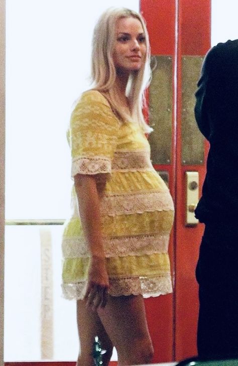 My baby momma Margot Robbie Margaret Robbie, Margot Robbie Style, Sharon Tate, Pregnancy Outfits, Ben Affleck, Famous Women, Margot Robbie, Tarzan, Baby Bump