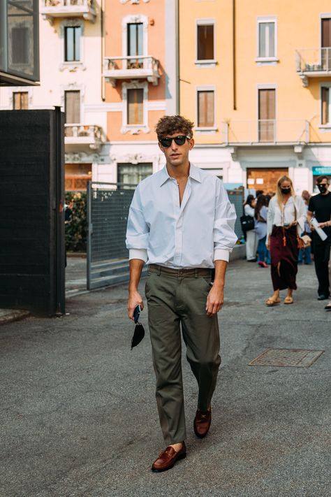 The Best Street Style at Milan Fashion Week Spring 2022 | Vogue Milan Outfit Ideas, Gentleman Style Summer, Milan Outfits, Mens Street Style Summer, Italian Mens Fashion, Mens Fashion Week Street Style, Italian Fashion Street, Outfit Ideas Spring, Big Four