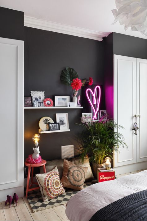 Kids Beds Ideas, Pink Neon Heart, Hippie Bedrooms, Neon Heart Light, Neon Heart, Neon Bedroom, Living Etc, Neon Room, Rockett St George