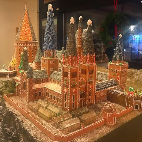 𝐀𝐈𝐘𝐈𝐄 ☆ 𝑩𝒆𝒂𝒖𝒕𝒚 + 𝑻𝒓𝒂𝒗𝒆���𝒍 + 𝑳𝒊𝒇𝒆𝒔𝒕𝒚𝒍𝒆 | 🎄Gingerbread Hogwarts! Perfectly edible..🎄 #Christmas #ChristmasTree #ChristmasTime #MerryChristmas #xmas #xmastree #winter2018 #winter... | Instagram Hogwarts Gingerbread House, Harry Potter Gingerbread House, Gingerbread Hogwarts, Hagrids Hut, Gingerbread Theme, Hogwarts Christmas, Christmas Miracle, Winter Instagram, Hogwarts Castle