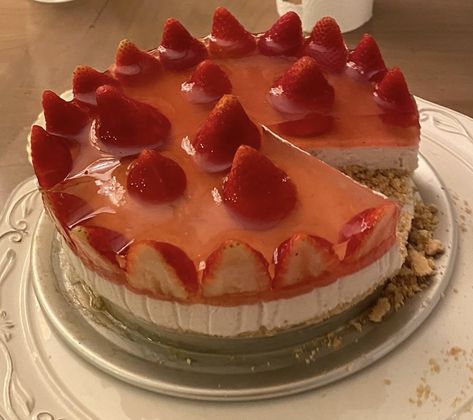 Strawberry Cheesecake Aesthetic, Strawberry Jello Cheesecake, Cheesecake Aesthetic, Jello Cakes, Strawberry Jello Cake, Jello Cheesecake, Jelly Slice, Aesthetic Strawberry, Jello Cake