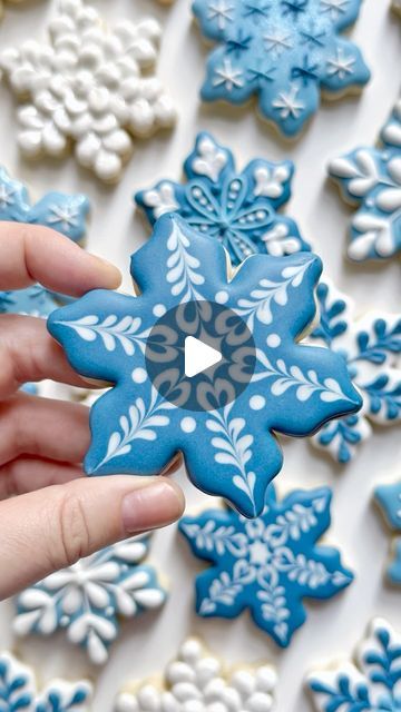 Star Cookie Icing Designs, How To Use Royal Icing Cookie Decorating, Wet On Wet Snowflake Sugar Cookies, Snowflake Icing Design, Snowflake Sugar Cookie Designs, Snow Man Sugar Cookie, Easy Flooded Christmas Cookies, Royalicing Christmas Cookies, Decorating With Royal Icing Cookies