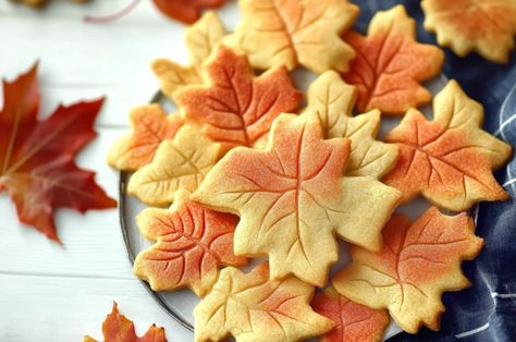 Delicious Autumn Leaf Sugar Cookies with Maple Syrup: A Fall Treat to Share! - Cooking White Autumn Leaf Cookies, Cookies With Maple Syrup, Leaf Sugar Cookies, Baking Autumn, Maple Cookies, Thanksgiving Leaves, Thanksgiving 2023, Springerle Cookies, Orange Food Coloring