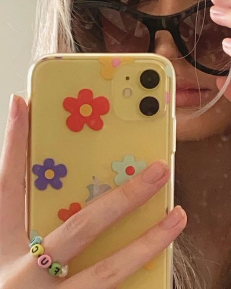 Iphone 11 Yellow Mirror Selfie, Iphone 11 Yellow, Iphone Case Diy, Indie Photos, Phonecase Ideas, Yellow Iphone Case, Funky Rings, Yellow Case, Stylish Iphone Cases