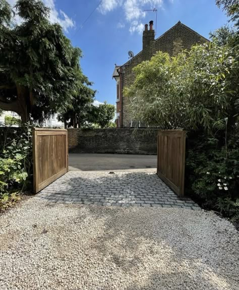 In Out Driveway Uk, Shingle Driveway Ideas, Cotswold Stone Driveway, Driveway Landscaping Uk, Cobble Stone Driveway Entrance, Cottage Driveway Ideas, Front Driveway Ideas Entrance, Stone Driveway Ideas, Driveway Ideas Uk