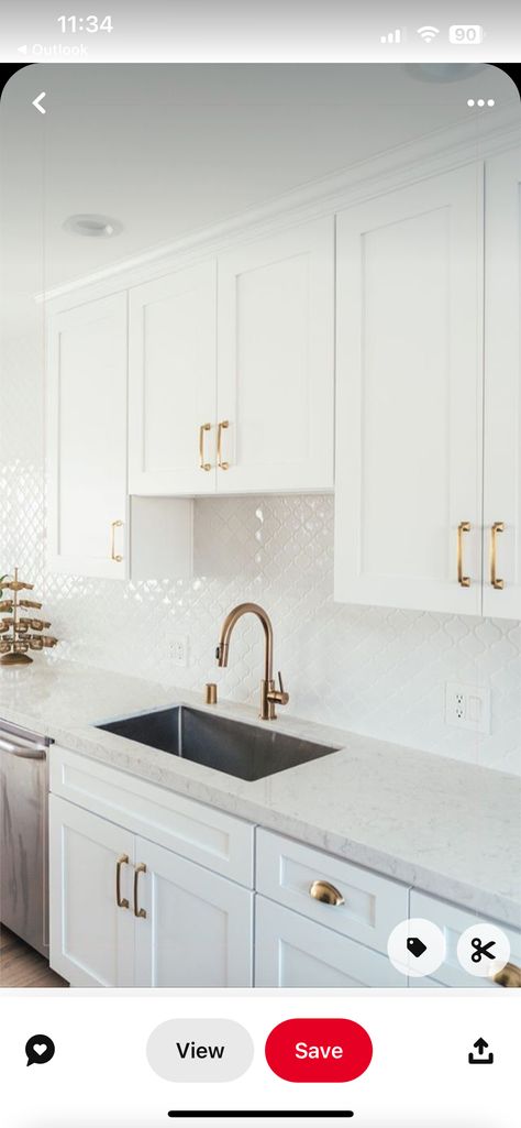 White Shaker Kitchen, Kabinet Dapur, Kitchen Cupboard Designs, Kitchen Backsplash Designs, Kitchen Interior Design Decor, White Kitchen Design, Modern Kitchen Cabinets, Furniture Small Spaces, White Modern Kitchen