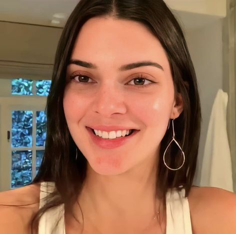 Kendall Jenner Smile, Kendall Jenner Without Makeup, Kendall Jenner Pics, Kendall Jenner Icons, Guys Grooming, Braces Off, Angled Bob Hairstyles, Teeth Whitening Remedies, Angled Bob