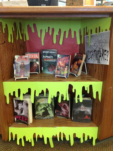 Last Minute Halloween Ideas for the Library - Elementary Librarian Halloween Classroom Decorations, Elementary Librarian, School Library Displays, Teen Library, Middle School Libraries, Library Themes, Library Book Displays, Elementary School Library, Library Bulletin Boards