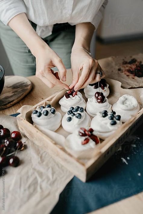 Food Photography Dessert, Cinnamon Roll Icing, Baking Photography, Cooking Photos, Cooking Photography, Food Art Photography, Bakery Branding, Brand Photography Inspiration, Dessert Photography