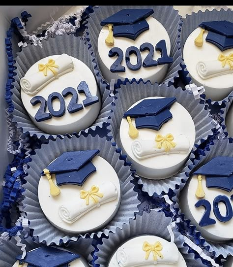 Graduation Treat Box Ideas, Graduation Chocolate Ideas, Graduation Treats Ideas, Graduation Oreos, Graduation Cupcakes 2024, Graduation Treats Ideas Dessert Tables, Graduation Sweets, Graduation Chocolate, Graduation Cake Pops