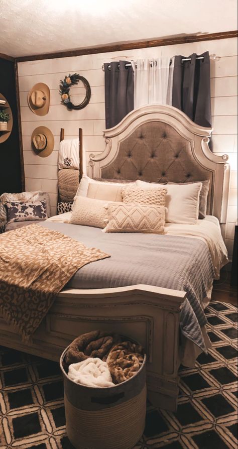 Gray Western Bedroom, Country Glam Bedroom, Corner Bed Ideas, Western Comforter Sets, Cozy Small Bedrooms, Western Bedrooms, Dorm Room Wall Decor, Western Bedroom Decor, Western Rooms