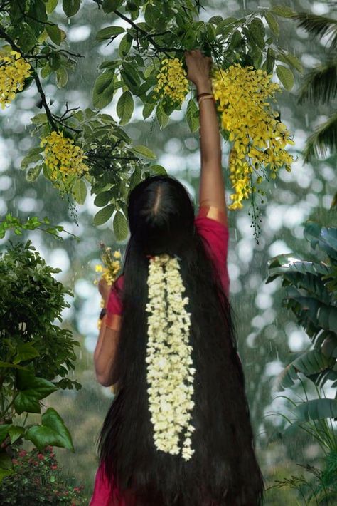 Indian Long Hair Aesthetic, Indiancore Aesthetic, Mullapoo Hairstyles Kerala, South Indian Aesthetic, Long Indian Hair, Long Silky Hair, Super Long Hair, Indian Aesthetic, Very Long Hair