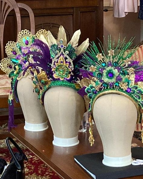 Mardi Gras Accessories Diy, Diy Mardi Gras Headband, Mardi Gras Queen Costume, Diy Mardi Gras Headpiece, Mardi Gras Fascinator, Madigra Outfit Ideas, Mardi Gras Headdress, Mardi Gras Decorating, Mardi Gras Costume Diy