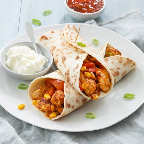 Wraps met kip - makkelijke & snelle maaltijd - Leuke recepten Bruschetta Recept, Tacos And Burritos, Tortilla Wraps, Dinner Appetizers, Wrap Recipes, Cooking Dinner, Clean Eating Snacks, High Tea, Burritos