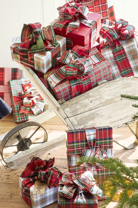 Plaid Gift Wrapping, Christmas Bazaar, Christmas Country, Art 2022, Christmas Wrap, Christmas Decorating Ideas, Holiday Deco, Christmas Decoration Ideas, Tartan Christmas