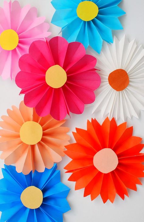 These accordion paper flowers are so easy to make that even a child can do it - pick bright, bold origami patterns to make them really stand out! Construction Paper Flowers, Folded Paper Flowers, Paper Flowers For Kids, Paper Flowers Diy Easy, Make Paper Flowers, Diy Flores, Origami Patterns, Folding Origami, Easy Paper Flowers