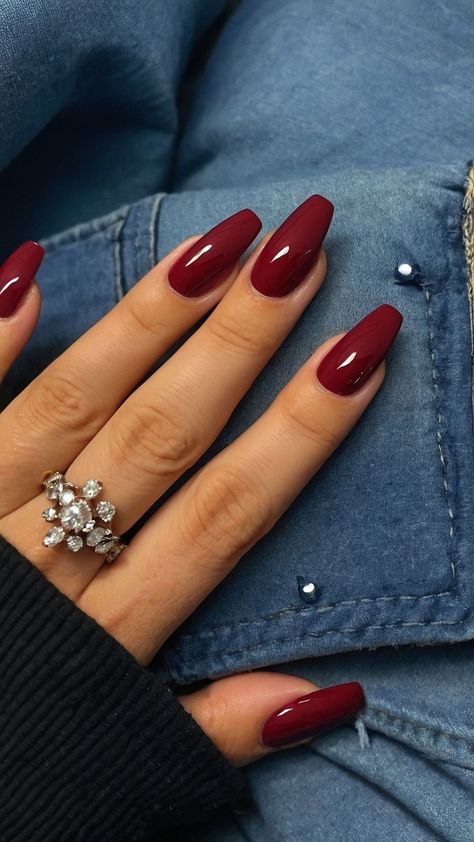 Halloween Nails One Color, Shades Of Burgundy Nails, Simple Nails Gels, Dark Crimson Nails, Red Nail Fall, Rounded Nails Fall, Almond Nail Fall Colors, Black And Crimson Nails, Red Wine Fall Nails