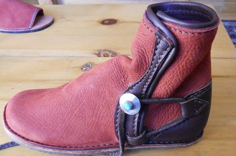 Renboots Diy Boots, How To Make Boots, Homemade Shoes, Boots Diy, Barefoot Boots, Felt Boots, Boots Patterns, Simple Shoes, Moccasin Boots