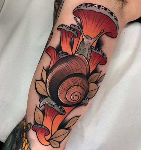 Traditional Tattoo Wrist, Neo Traditional Art, Snail Tattoo, Tattoos Love, L Tattoo, Bug Tattoo, Mushroom Tattoos, Wicked Tattoos, Fantasy Tattoos