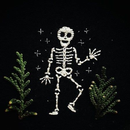 amo mucho jalowin así que elegí un esqueleto ♡ #52minibordados las estrellas son plateadas pero no se ven uwu . #embroidery #thread #bordado #handmade  #stitches #hoopart #handembroidery #needlework #broderie #halloween Skeleton Embroidery, Embroidery Halloween, Embroidered Converse, Miniature Embroidery, Cute Skeleton, Embroidered Boots, Embroidery Sweater, Diy Fashion Hacks, Halloween Embroidery