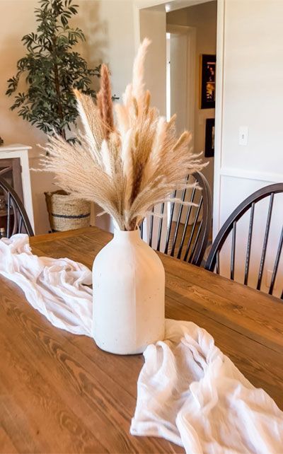 Pampas Grass Table Runner, Cermaic Vase, Decorate With Pampas, Vase With Pampas, Glass Vases Decor Ideas, Fall Dining Room Table Decor, Dining Room Table Decor Ideas, Fall Centerpiece Ideas, Fall Dining Room Table