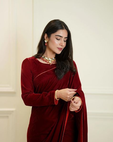 Red Sari Aesthetic, Velvet Full Sleeve Blouse, Red Velvet Saree, Long Sleeve Saree Blouse, Farewell Saree, Skirt Saree, Silk Saree Blouse Designs Patterns, Velvet Saree, Desi Dress