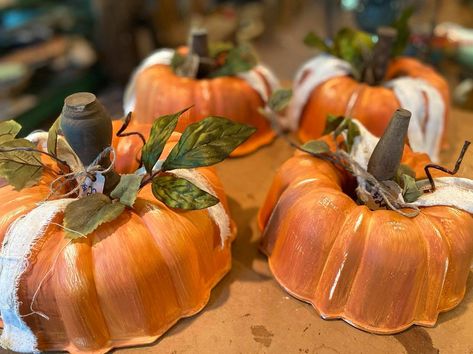 Bundt Pan Upcycle Repurposed, Bundt Pan Diy Decor, Upcycle Bundt Pan, Bundt Cake Pan Pumpkins, Bundt Pan Pumpkin Diy, Pumpkins Made From Bundt Pans, Bundt Pan Repurpose Upcycling, Bundt Pan Christmas Crafts, Old Bundt Pan Ideas